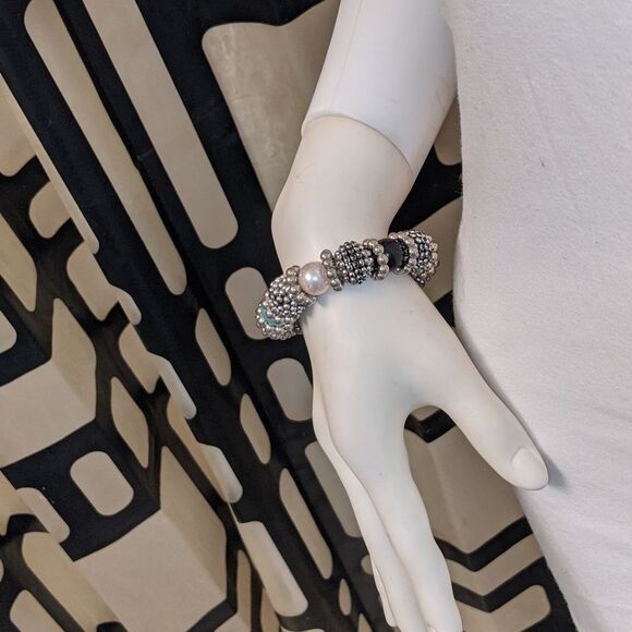 Chunky multi colored bead & silvertone bracelet - Picture 8 of 9